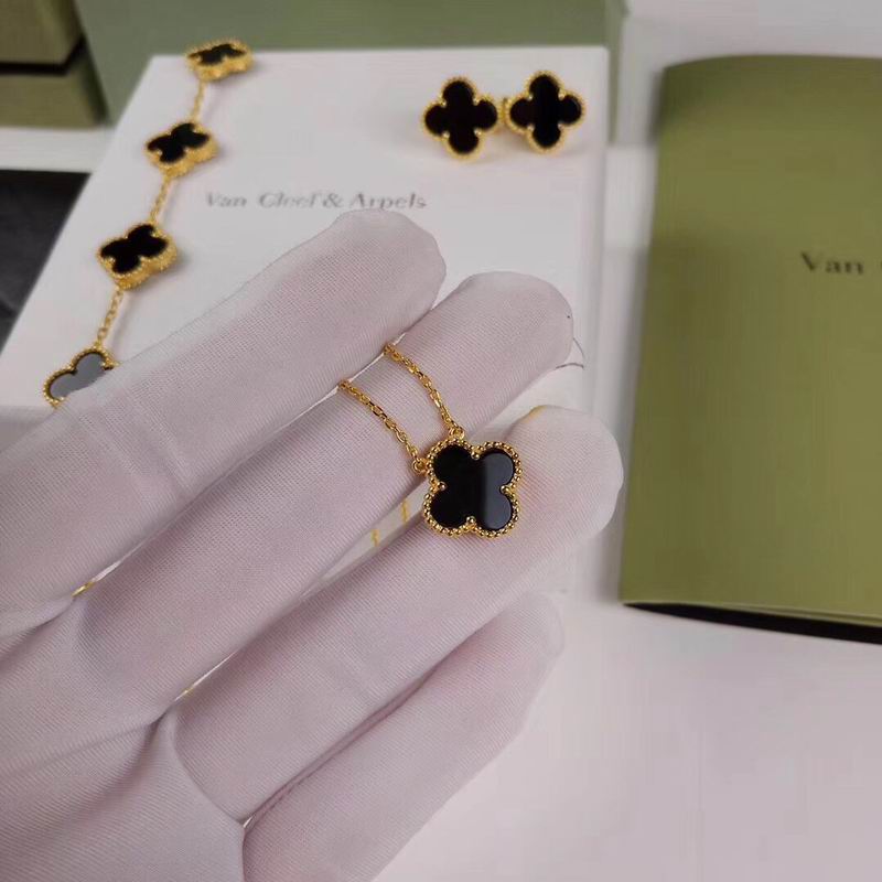 Van Cleef & Arpels suits 12yxq04 (3)