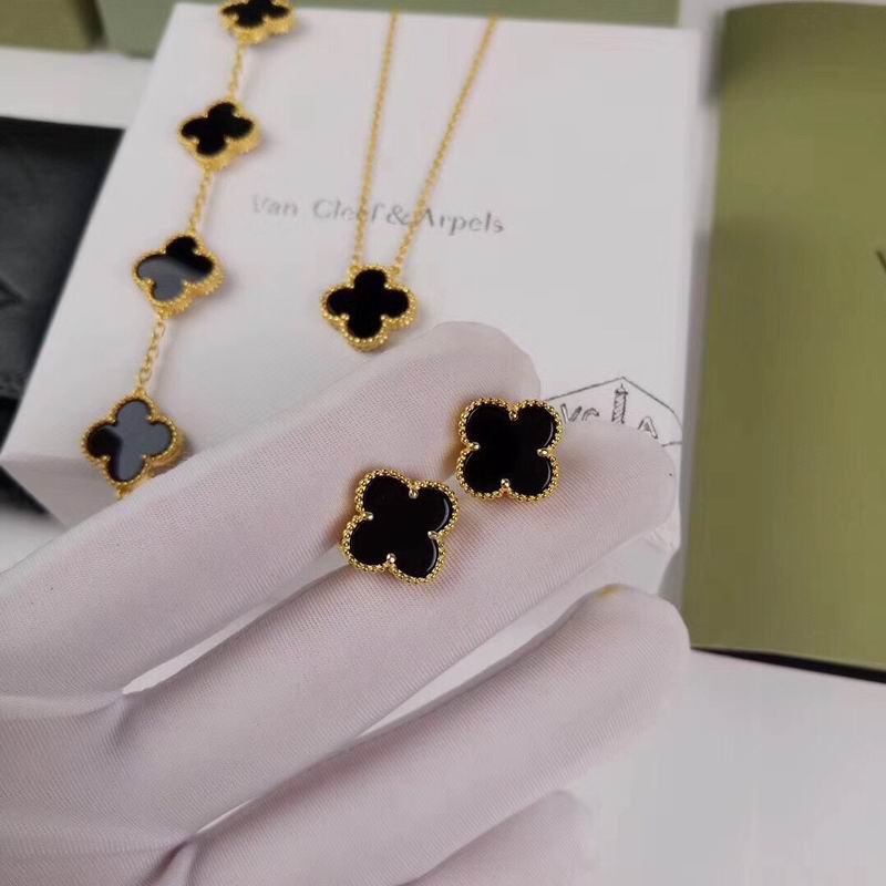 Van Cleef & Arpels suits 12yxq04 (4)