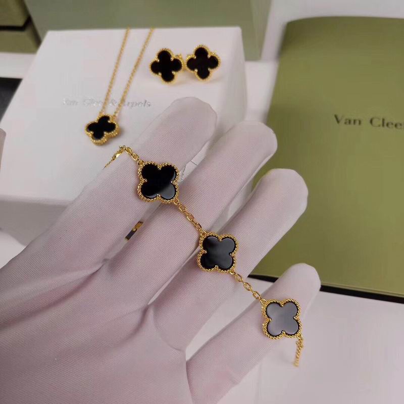 Van Cleef & Arpels suits 12yxq04 (5)