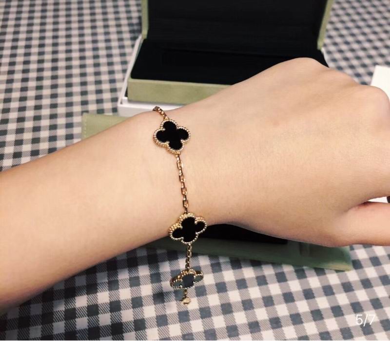 Van Cleef & Arpels suits 12yxq04 (7)