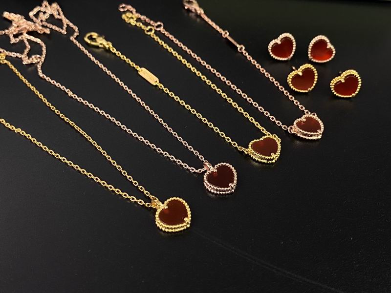 Van Cleef & Arpels suits 12yxq07 (1)