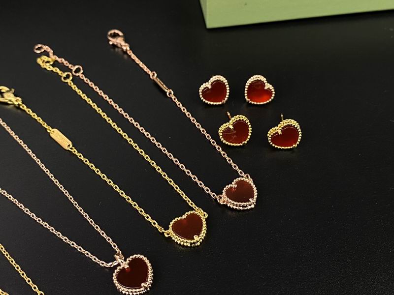 Van Cleef & Arpels suits 12yxq07 (2)