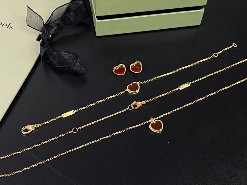 Van Cleef & Arpels suits 12yxq07 (4)