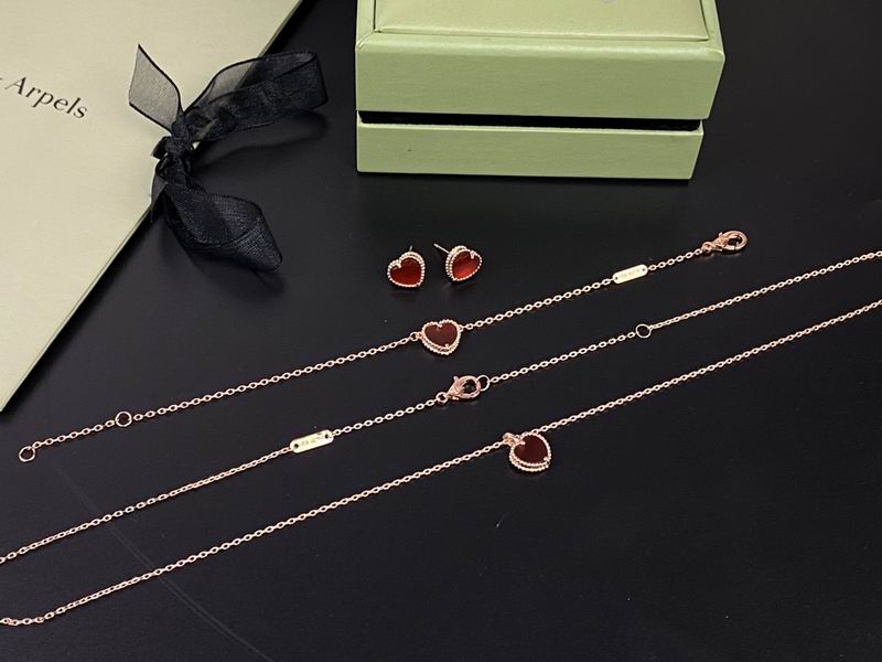 Van Cleef & Arpels suits 12yxq07 (5)