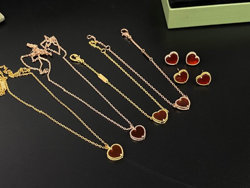 Van Cleef & Arpels suits 12yxq07 (6)