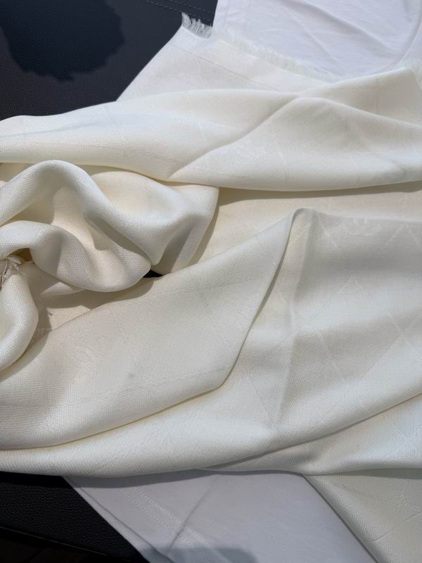 Chanel scarf 140X140cm E33 (1)