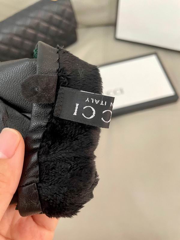 Gucci Gloves L 62 (9)