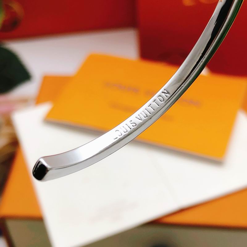 LV Bracelet 01yxx319 (10)