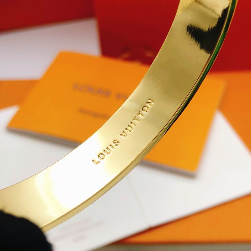 LV Bracelet 01yxx320 (12)