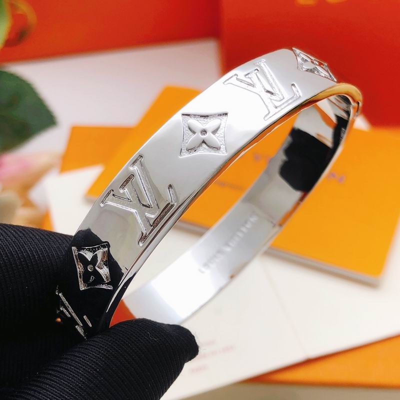 LV Bracelet 01yxx320 (17)