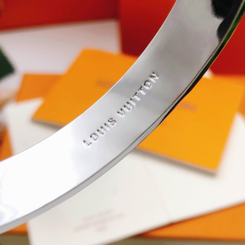 LV Bracelet 01yxx320 (18)