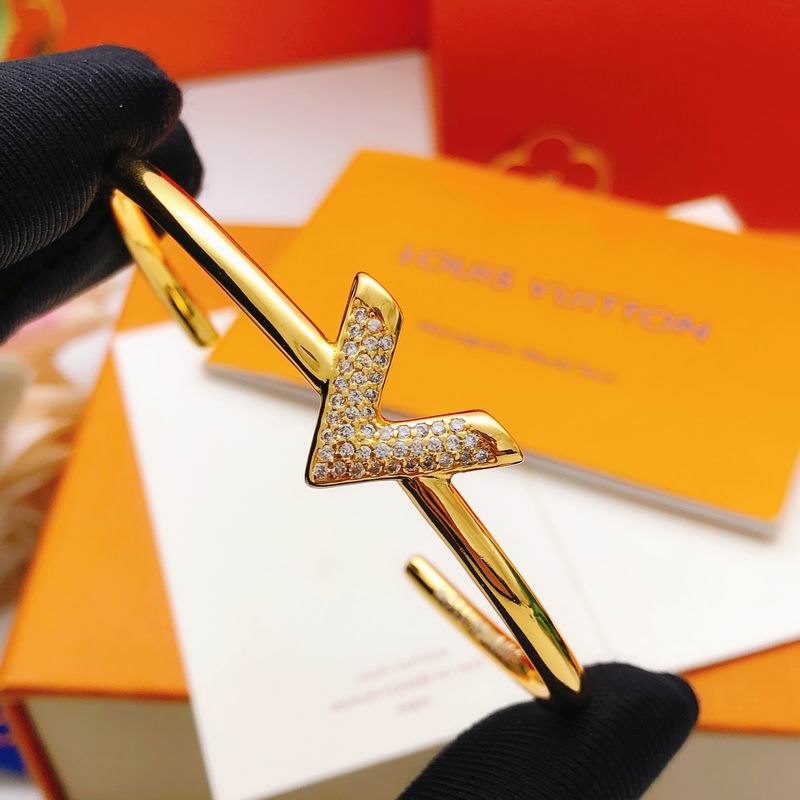 LV Bracelet 01yxx321 (2)