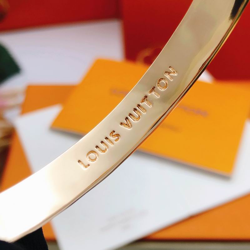 LV Bracelet 01yxx325 (17)