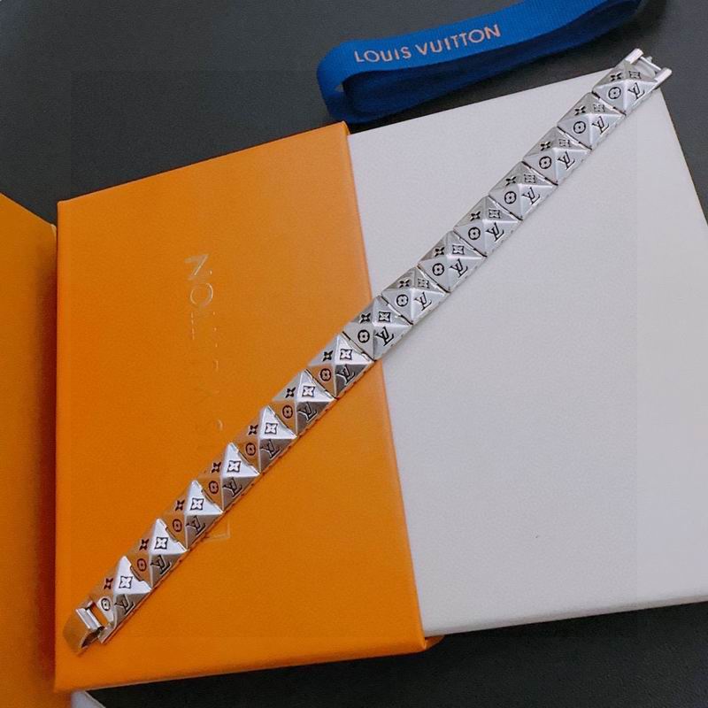 LV Bracelet 11yxx22 (2)