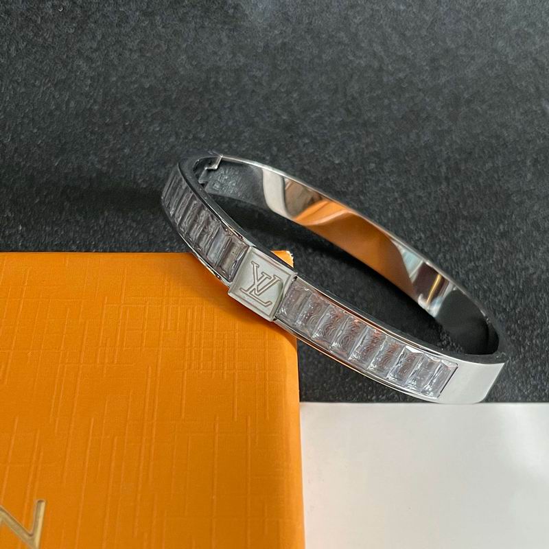 LV Bracelet 11yxx38 (10)