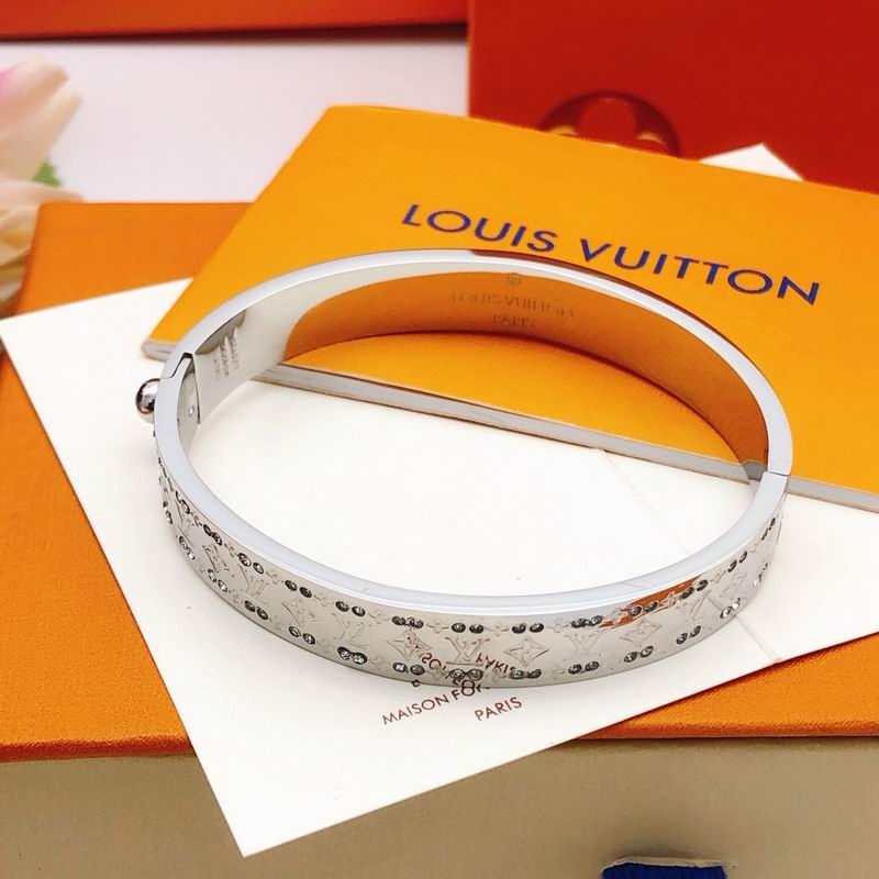LV Bracelet 11yxx70 (9)