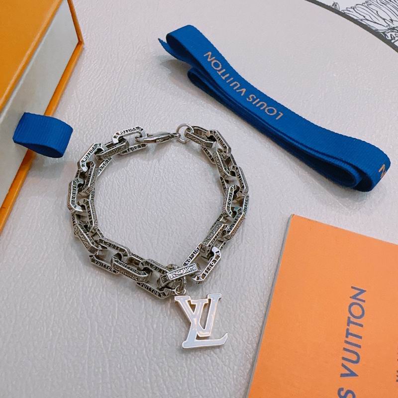 LV Bracelet 12yxx184 (1)