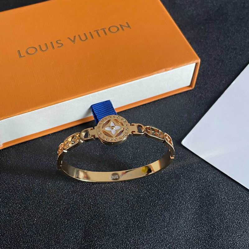 LV Bracelet 12yxx282 (1)