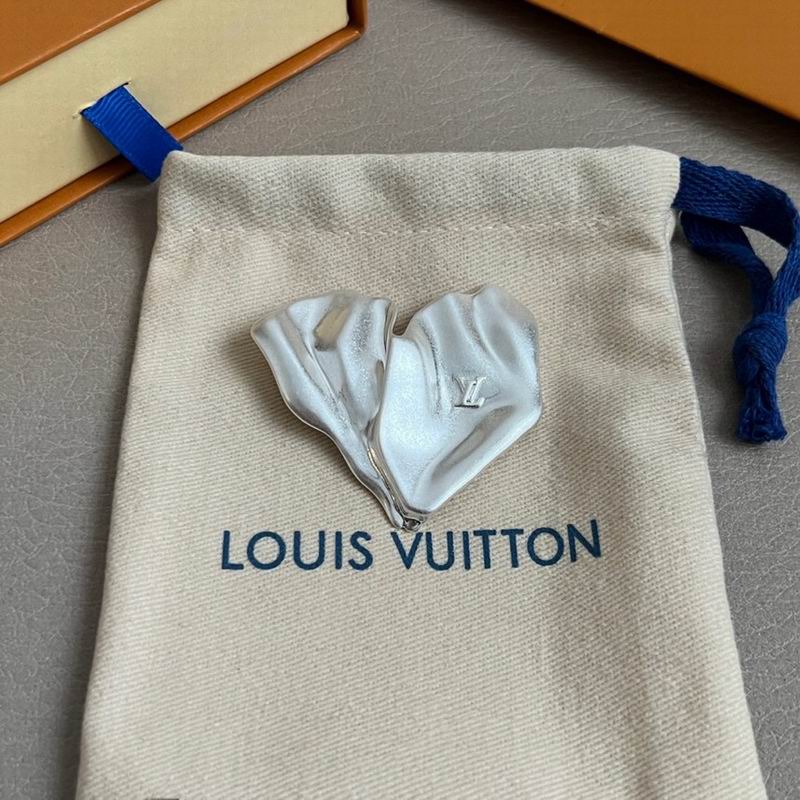 LV Brooch 01yxx22 (2)