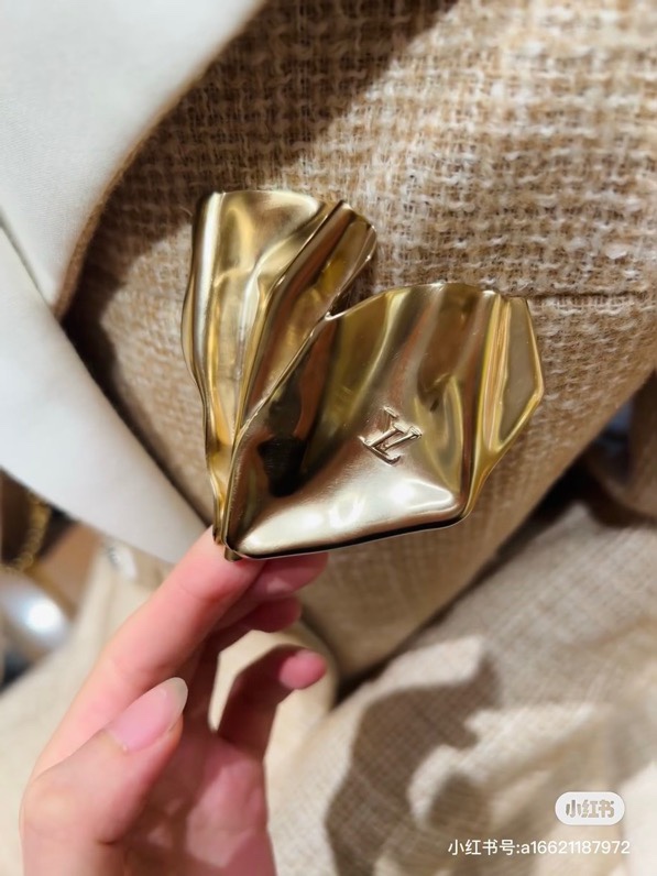 LV Brooch 01yxx22 (8)