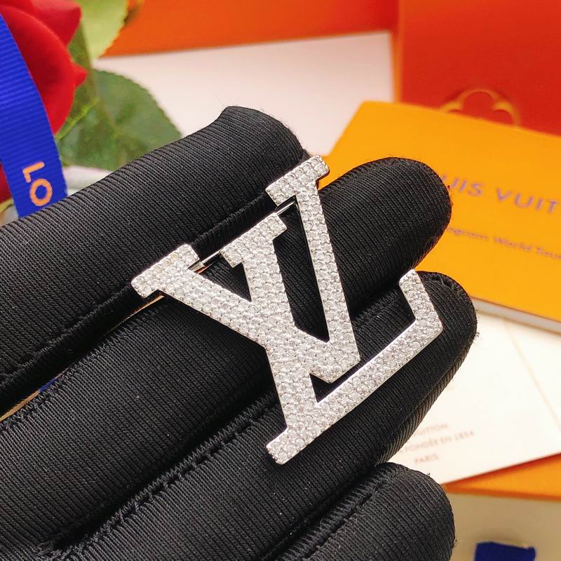 LV Brooch 01yxx25 (1)