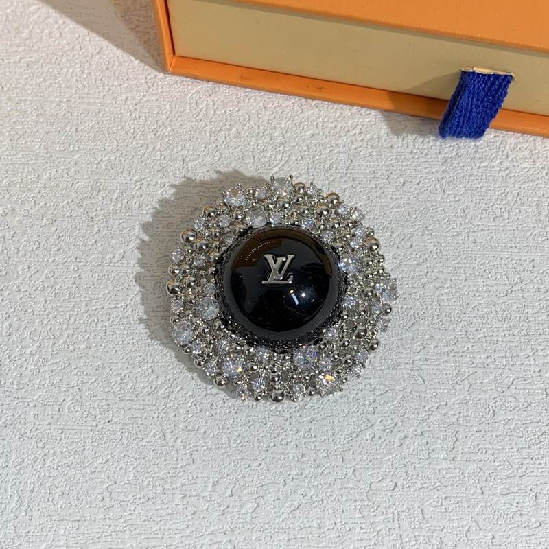 LV Brooch 11yxx01 (2)