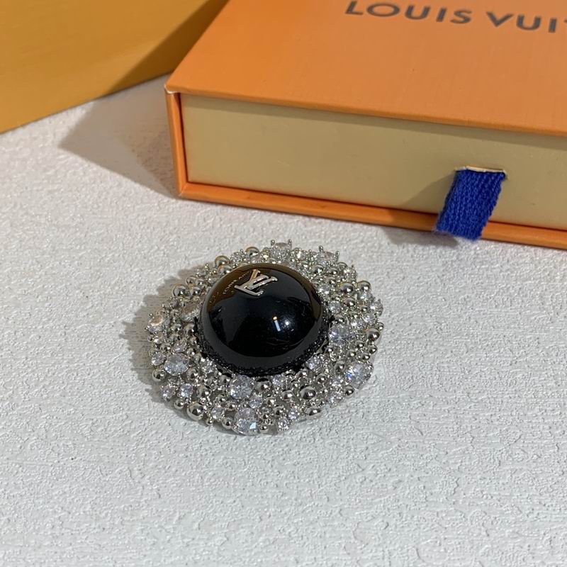 LV Brooch 11yxx01 (3)