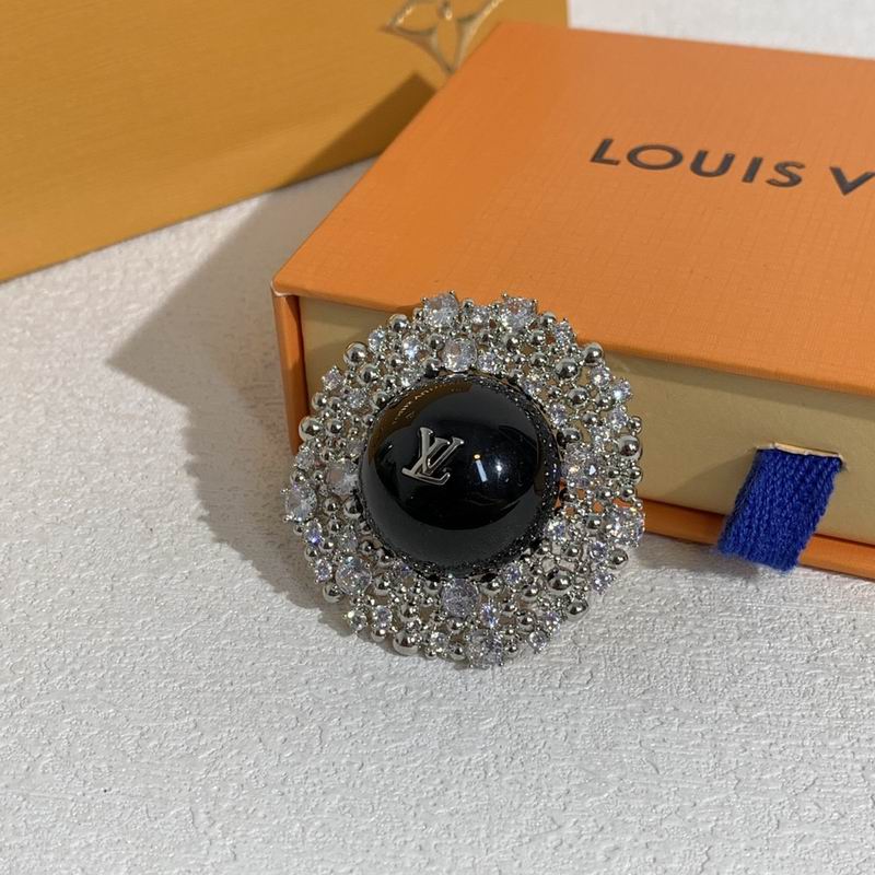 LV Brooch 11yxx01 (5)