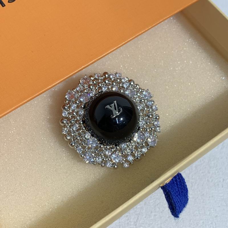 LV Brooch 11yxx01 (7)
