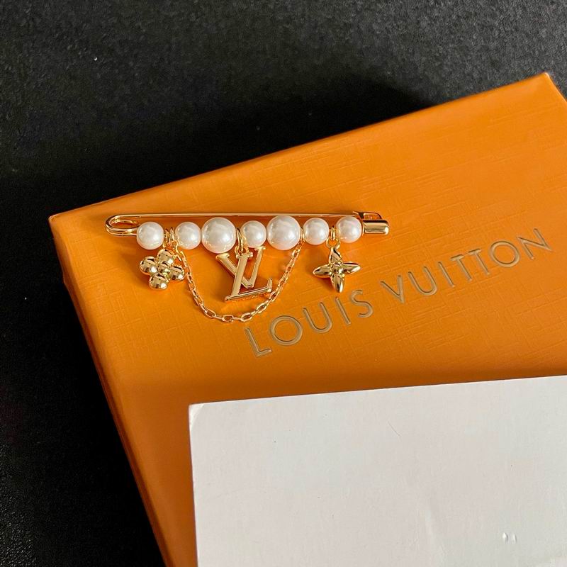 LV Brooch 11yxx10 (2)