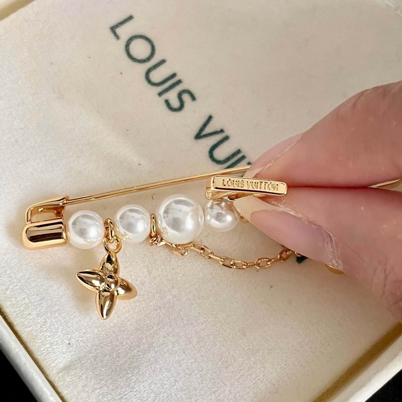LV Brooch 11yxx10 (4)