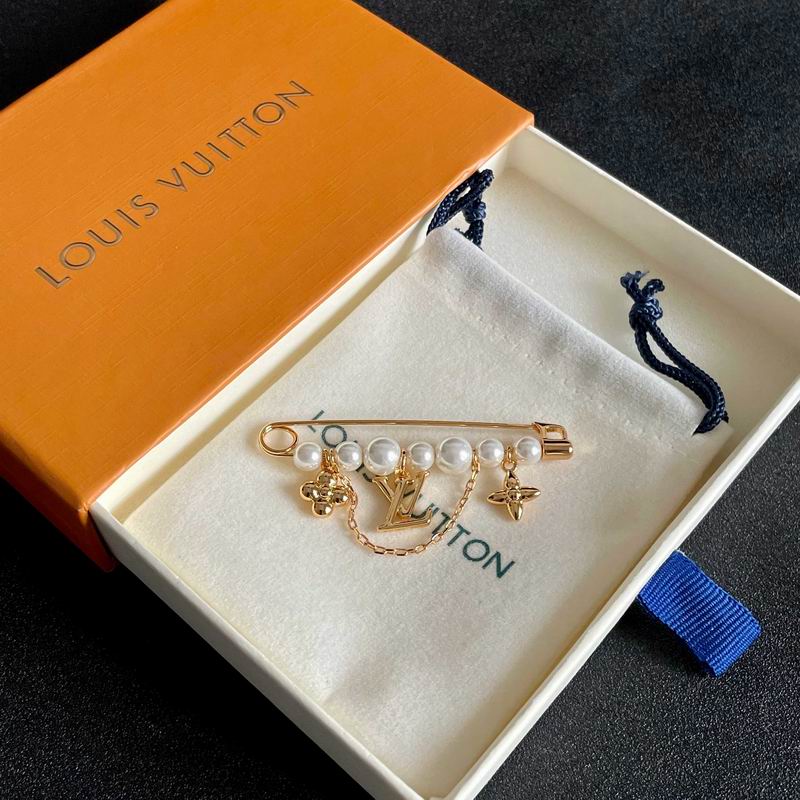 LV Brooch 11yxx10 (5)