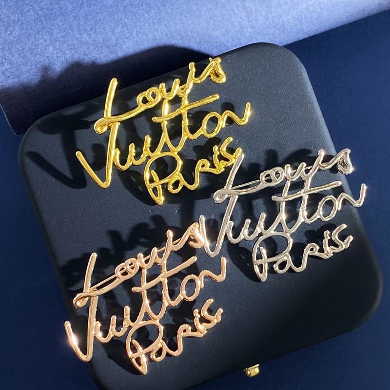 LV Brooch 11yxx17 (1)