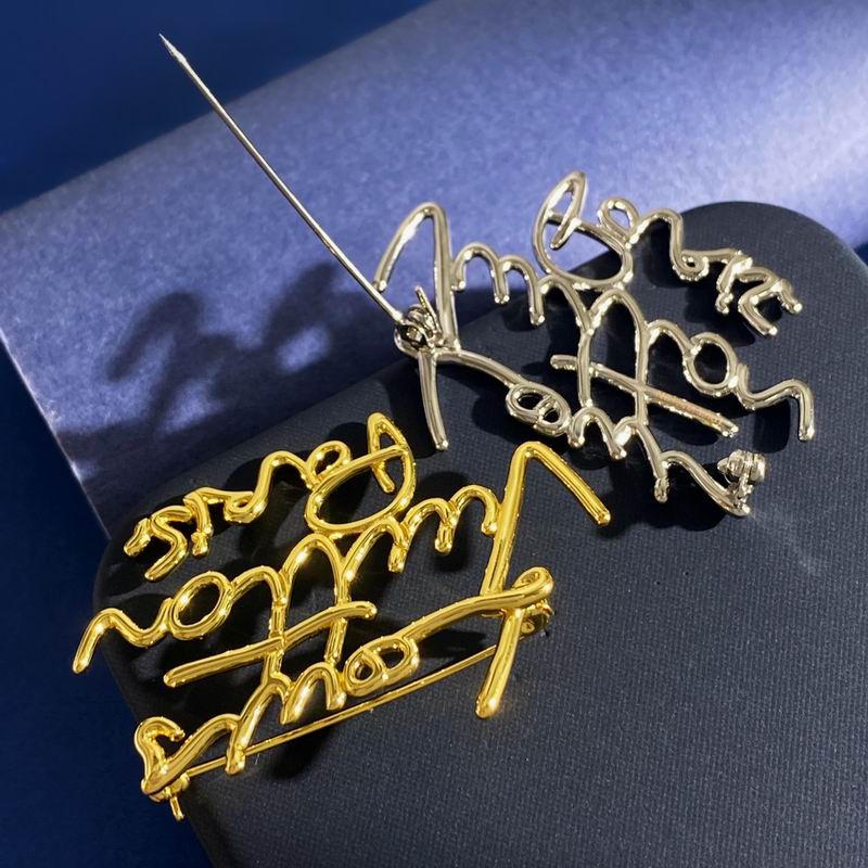 LV Brooch 11yxx17 (2)