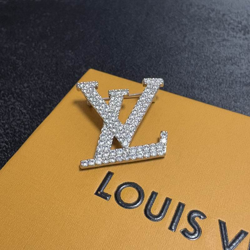 LV Brooch 12yxx19 (2)
