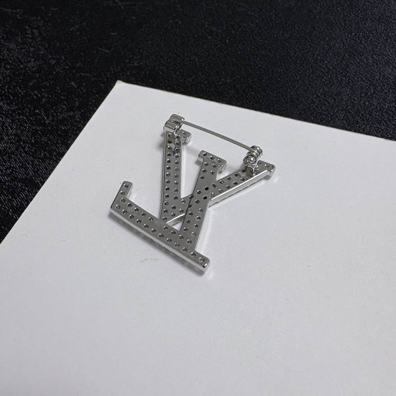 LV Brooch 12yxx19 (3)