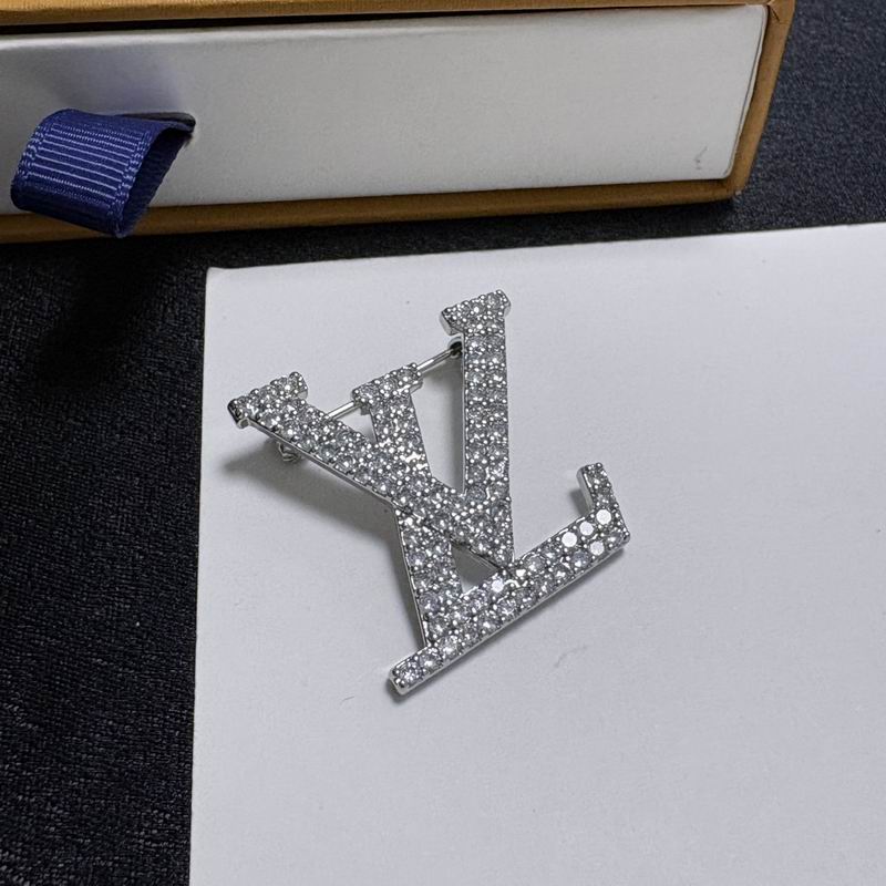 LV Brooch 12yxx19 (4)