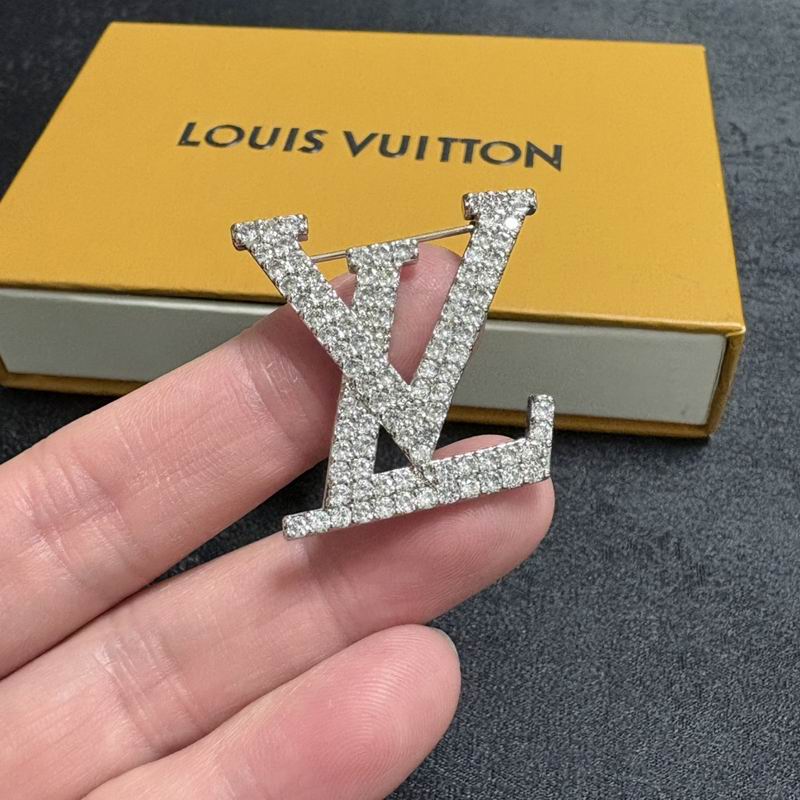 LV Brooch 12yxx19 (6)