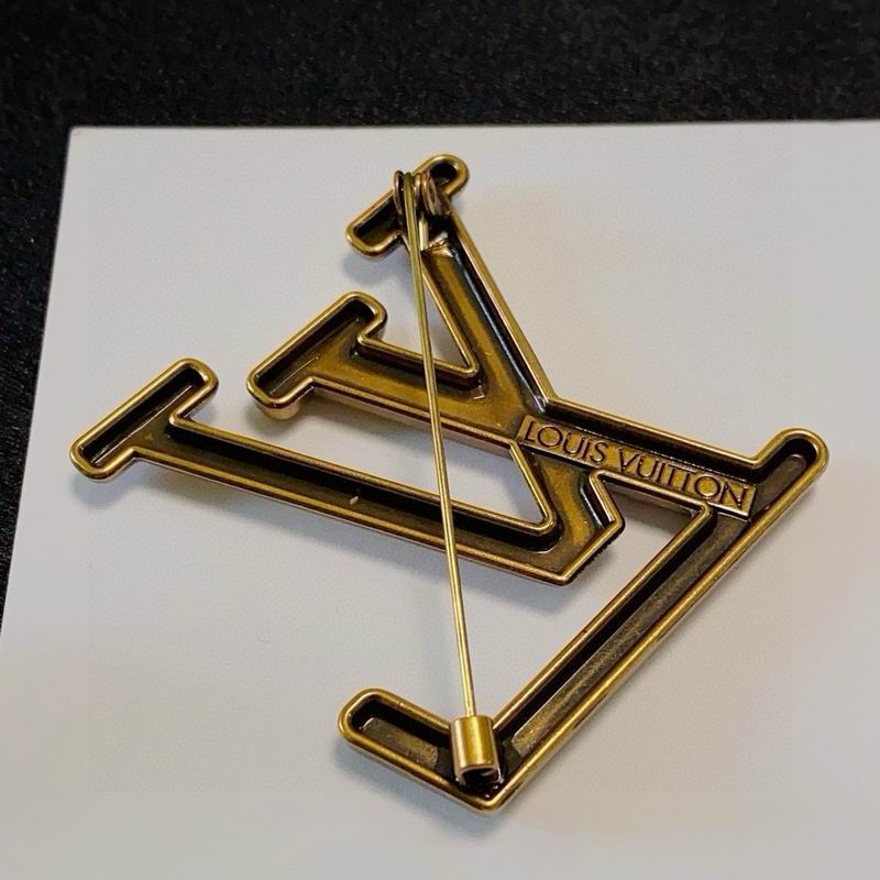 LV Brooch 12yxx20 (2)