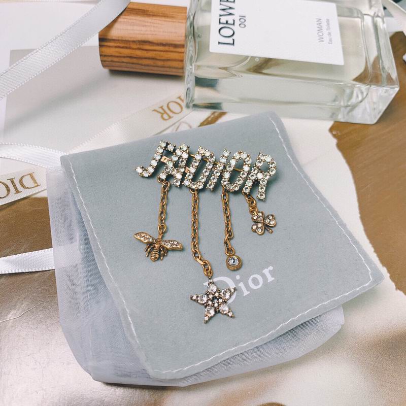 LV Brooch 12yxx21 (2)