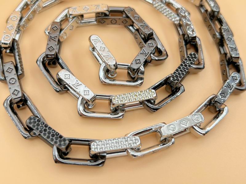 LV Necklace 01yxx279 (4)