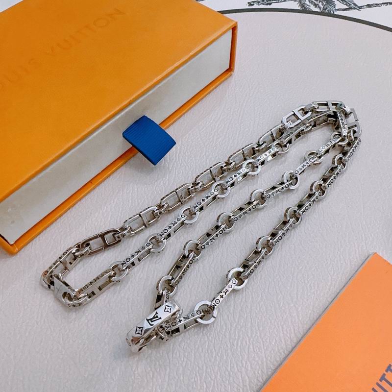 LV Necklace 01yxx282 (2)