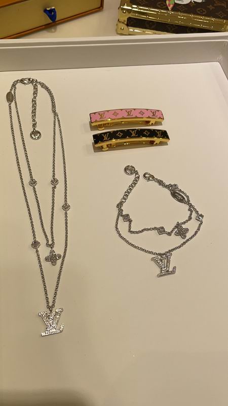 LV Necklace 01yxx288 (5)