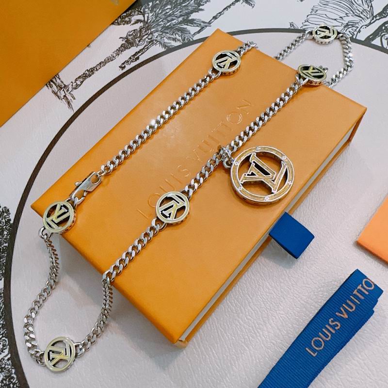 LV Necklace 11yxx06 (2)