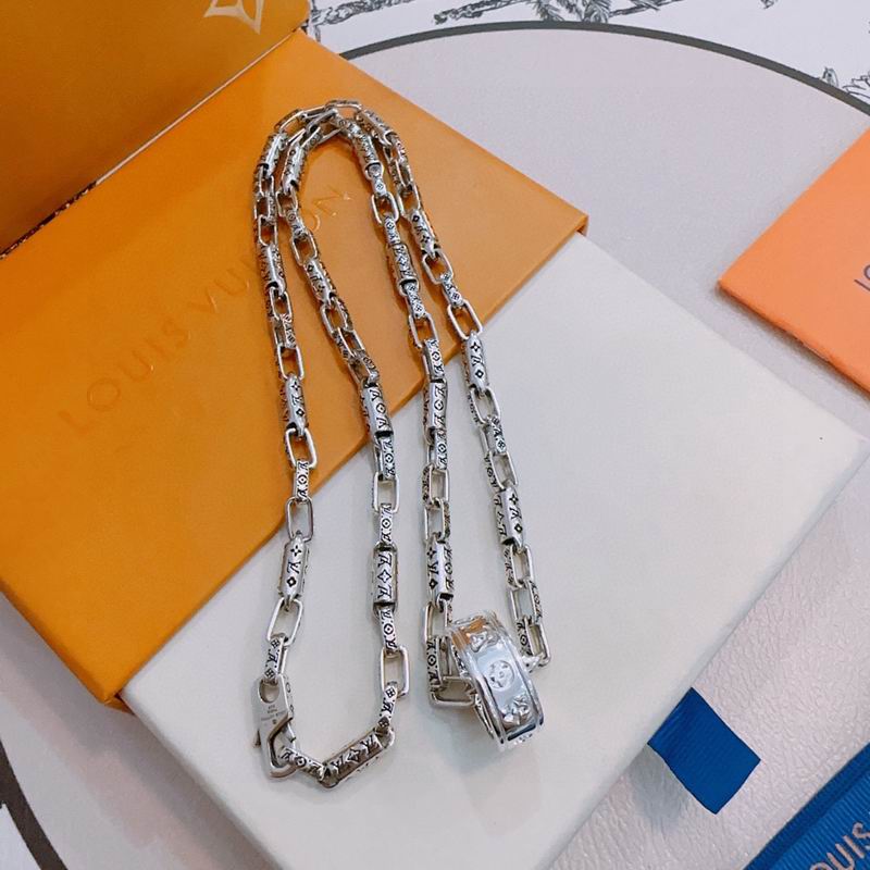 LV Necklace 11yxx133 (2)