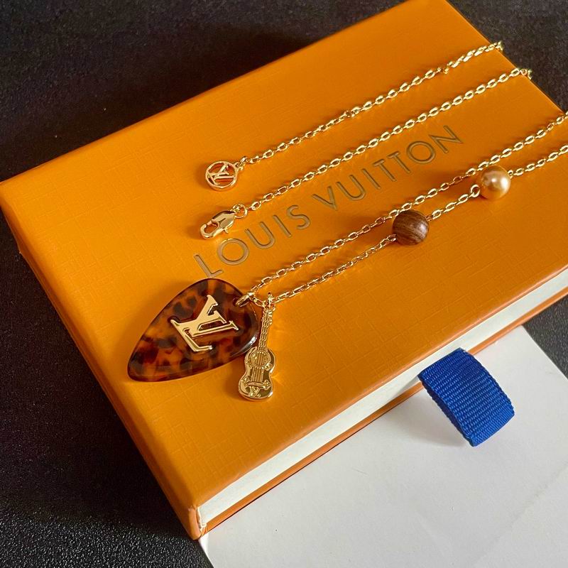 LV Necklace 11yxx16 (2)