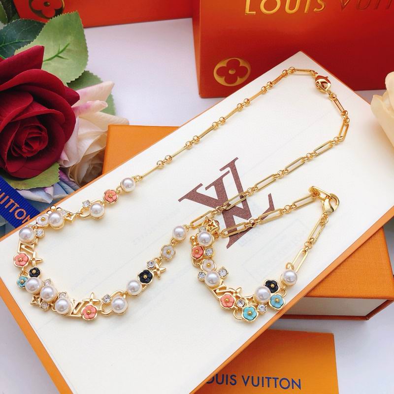 LV Necklace 12yxx204 (2)