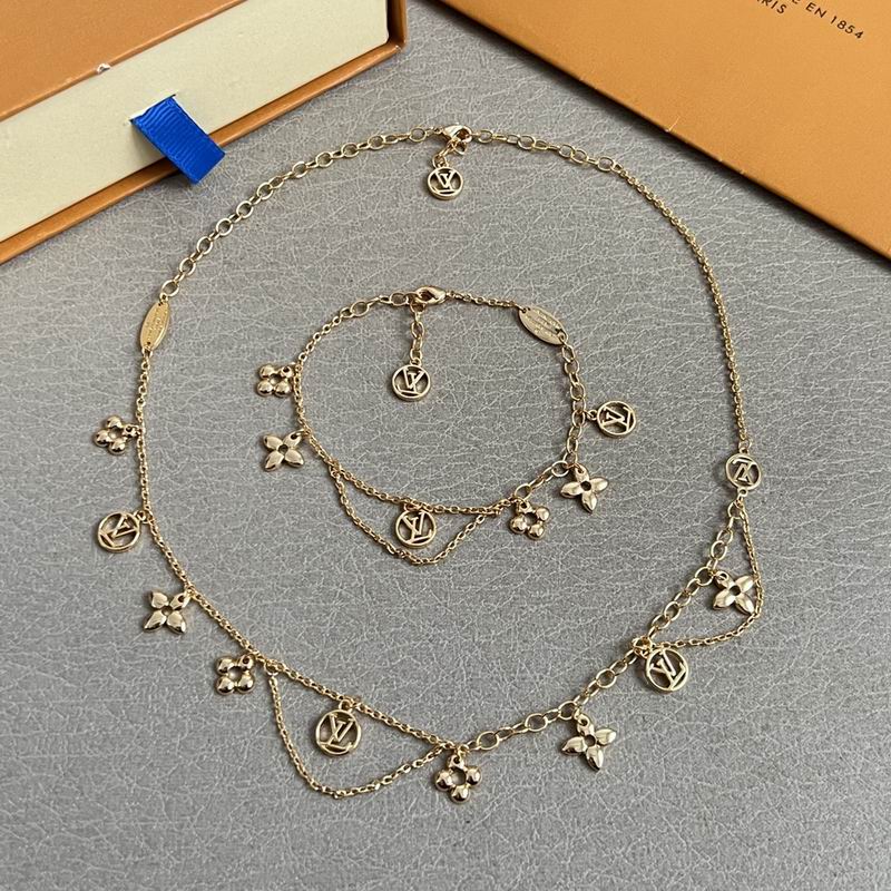 LV Suits 12yxx13 (1)