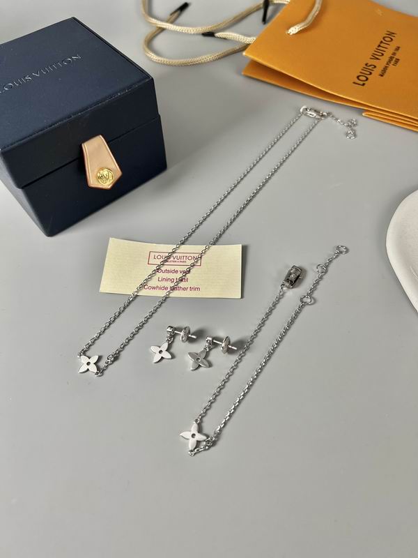 LV Suits 12yxx16 (1)