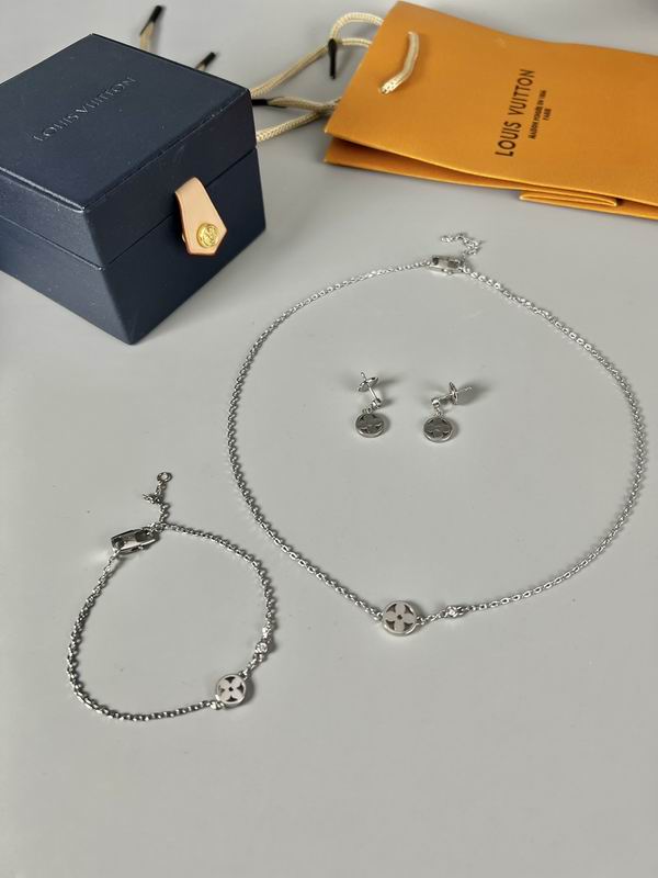 LV Suits 12yxx17 (1)